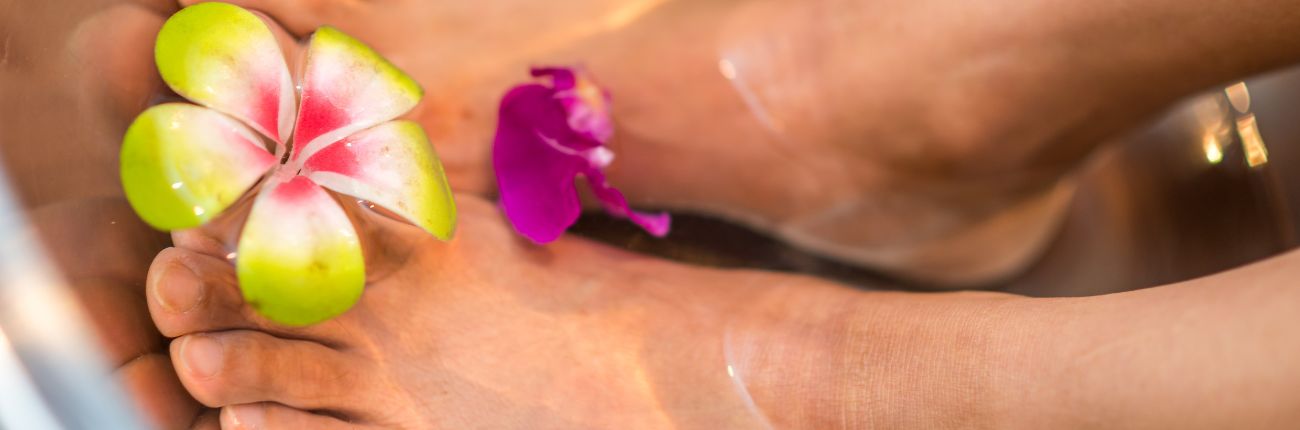 This is a header image of Struggling With Smelly Feet? Here Are 8 Tips To Keep Them Sweat & Odour Free! on www.sublimelife.in